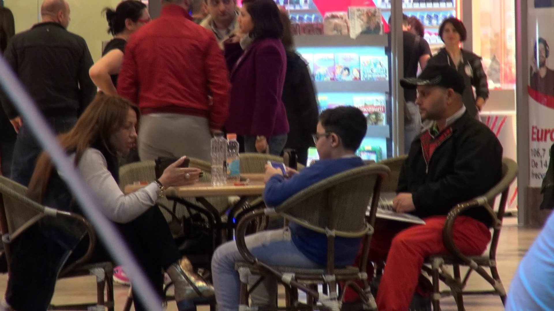 Dupa ce si-a servit stapana, barbatul s-a asezat si el la masa