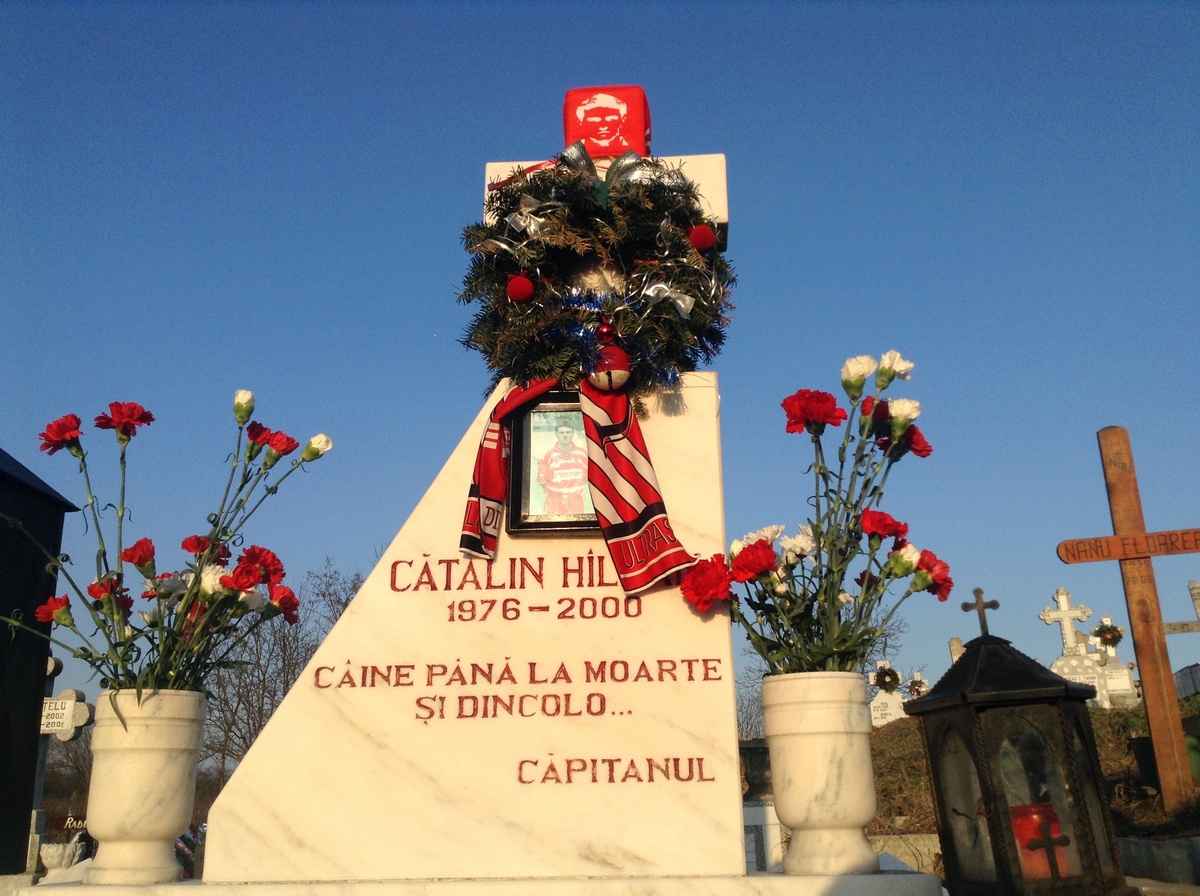 Fanii si familia au trecut astazi pe la mormantul marelui fotbalist