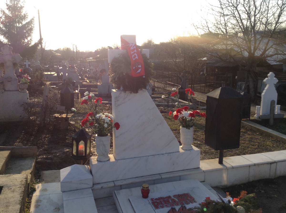 Zeci de flori si lumanari aprinse erau marti la mormantul lui Hildan