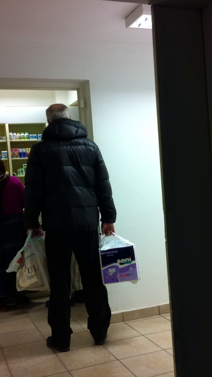 Octavian Bellu a venit la spitalul Fundeni incarcat cu doua baxuri de pampersi pentru adulti