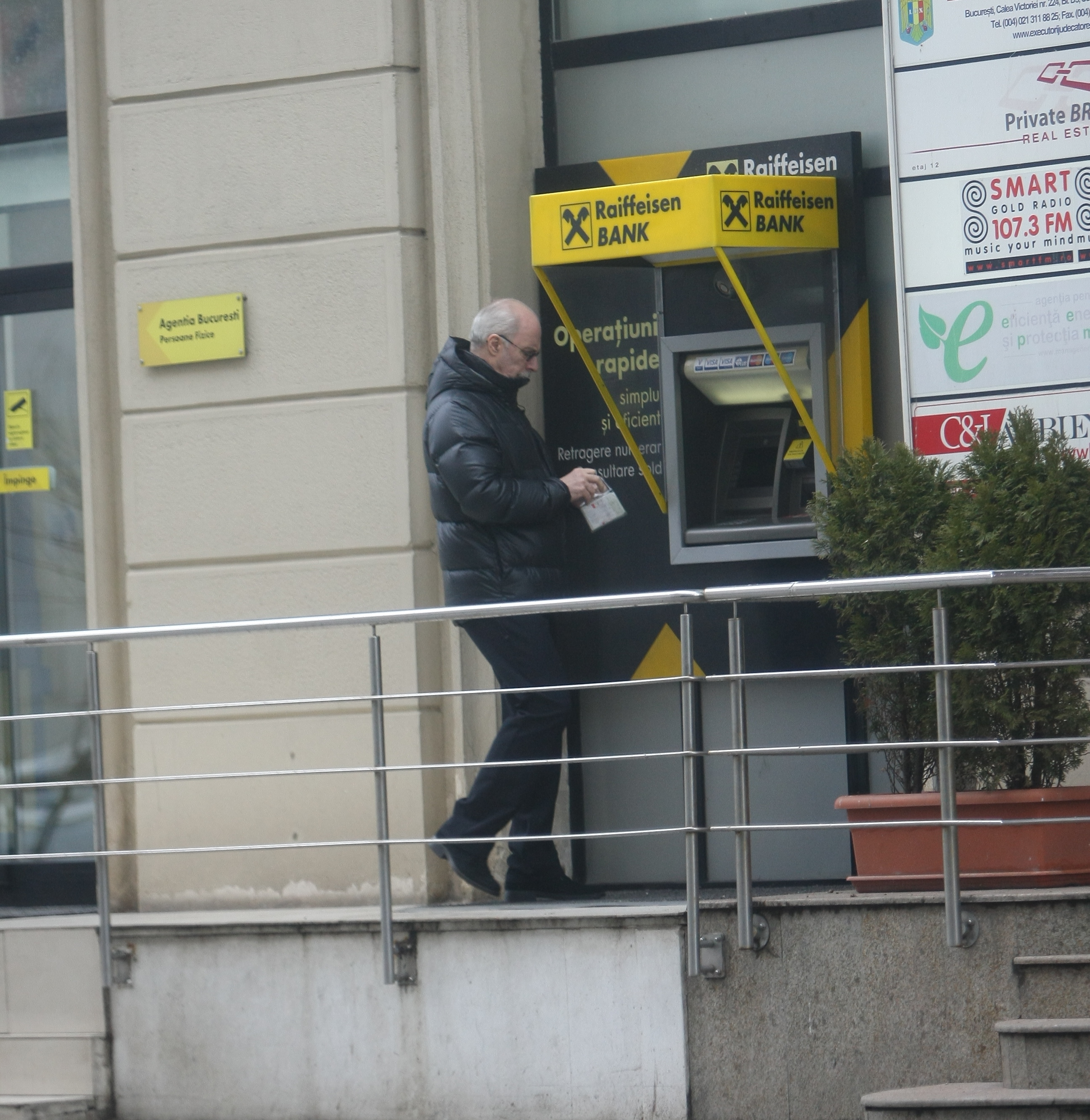 Dupa ce a scos bani, fostul antrenor s-a facut disparut intr-o curte unde isi au birourile mai multe companii