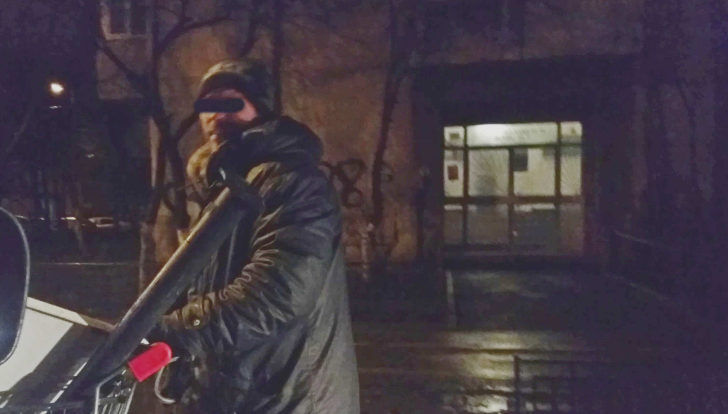 Politia a tras pe dreapta un om al strazii care impingea un carucior cu fiare vechi