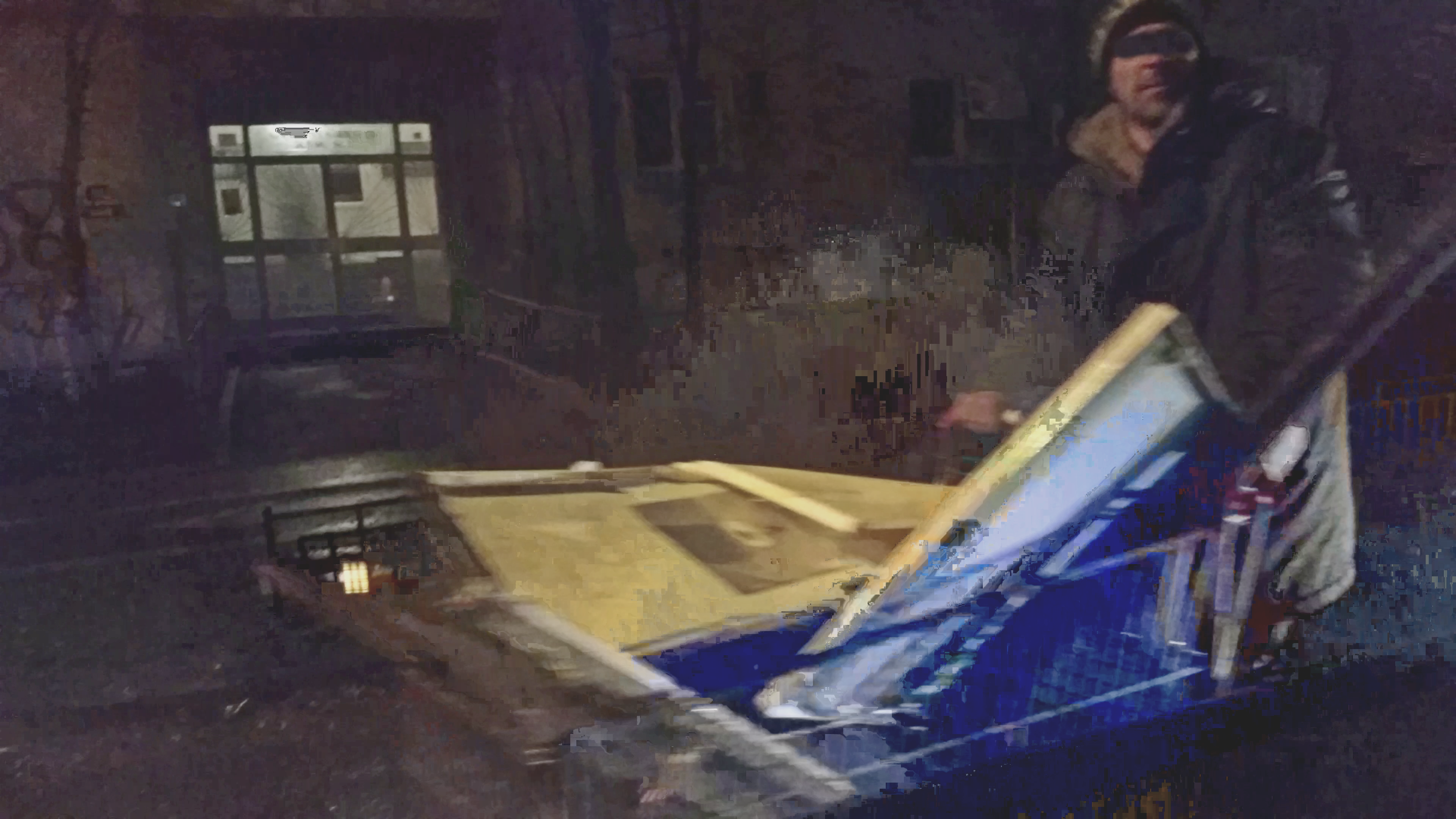 Barbatul a inceput sa tipe cta il tineau plamanii ca nu a furat nimic