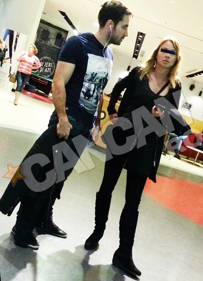 Tudy si iubita lui asteapta cativa prieteni in fata cinematografului