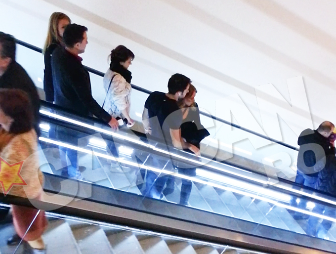 Tudy si amicii lui coboara scarile, timp in care blonda incearca sa il imbratiseze discret