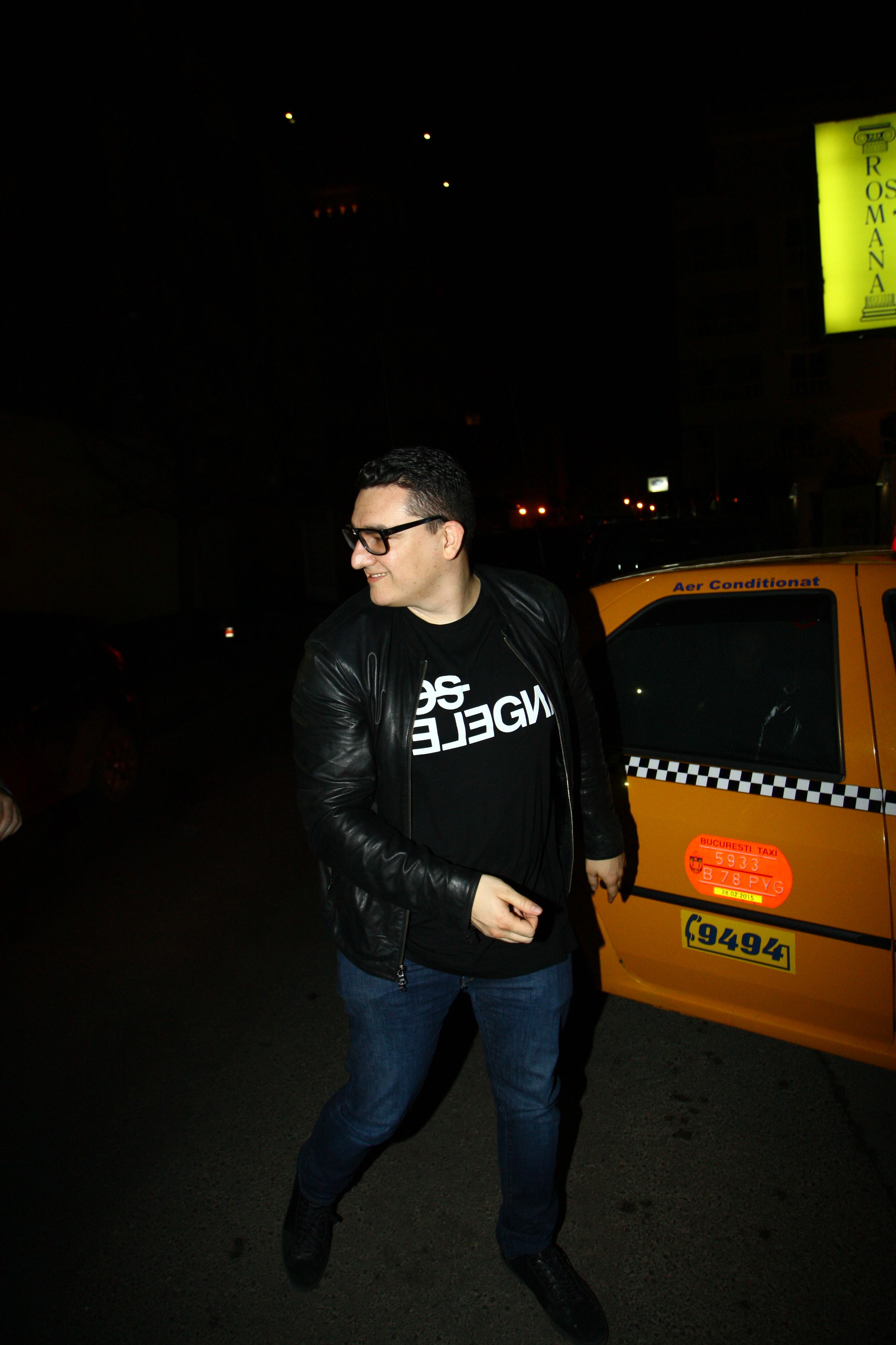 Lucian coboara primul din masina si se grabeste spre casa