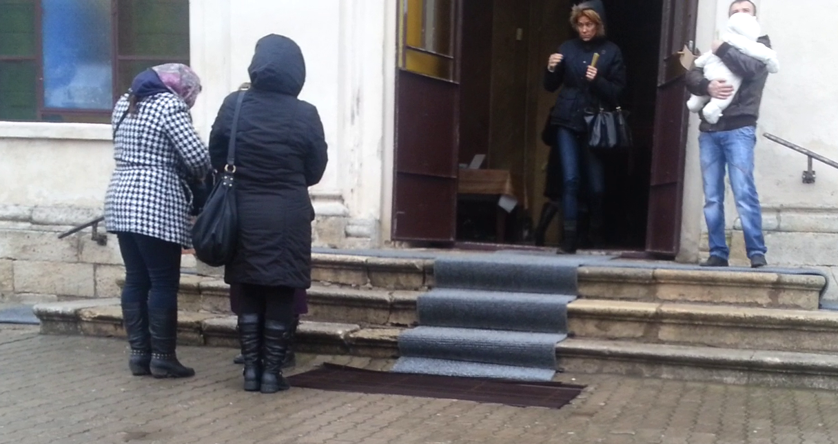 Roxana iese prima din Manastire si se indreapta spre locul unde se aprind lumanarile