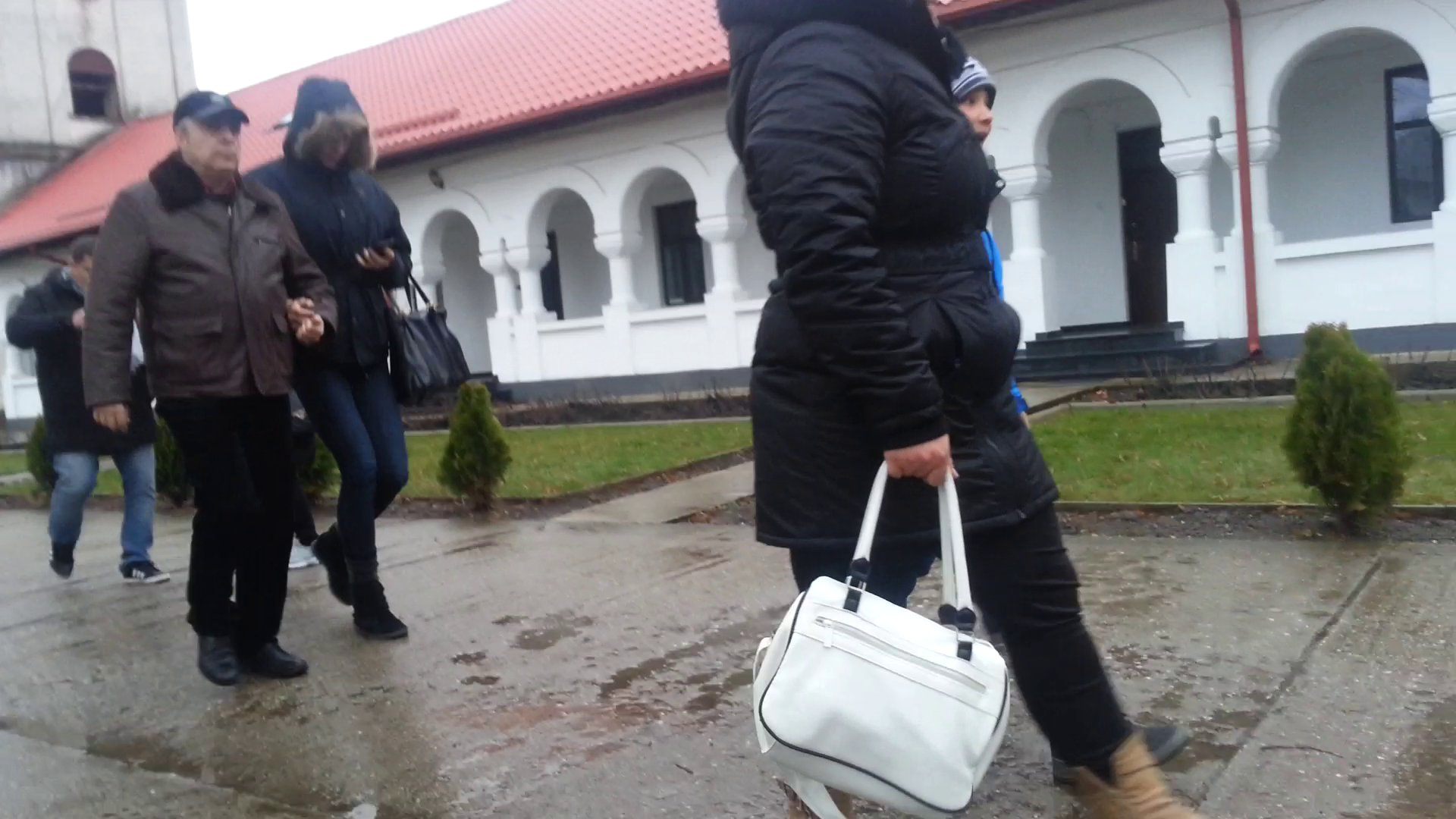 Dupa ce s-au rugat si au aprins lumanari, cei doi soti pleaca de brat impreuna spre casa