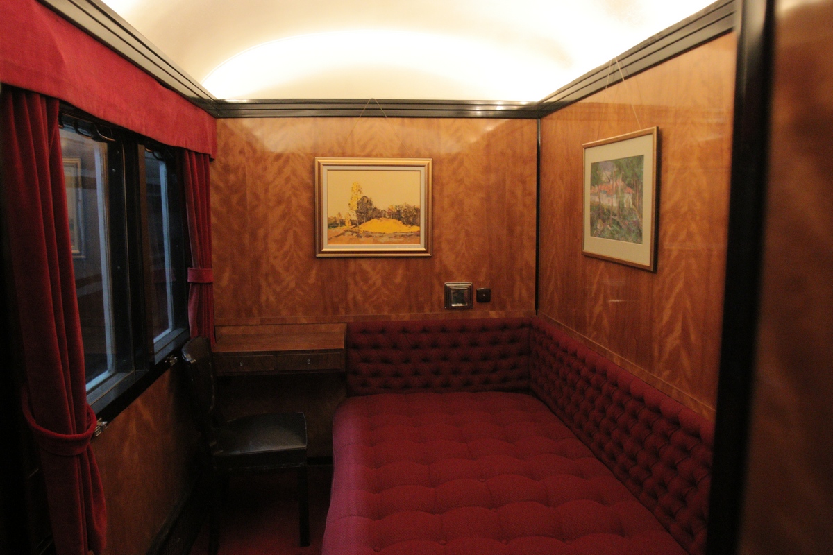 In afara de servitorii de incredere, nimeni nu a avea voie sa mearga mai departe de salonul mic care se afla inaintea dormitorului regal