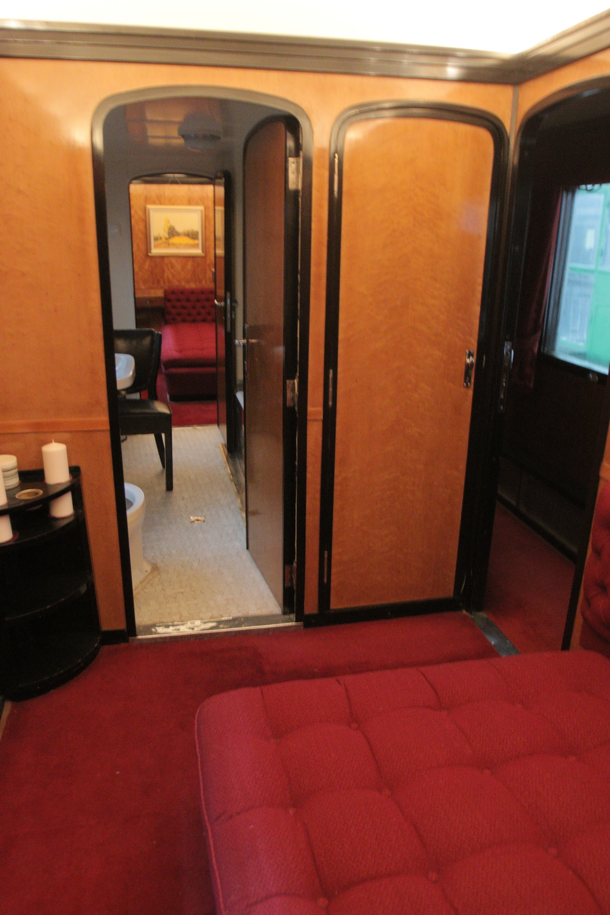 Dormitorul regal este format din doua camere separate legate prin o baie comuna