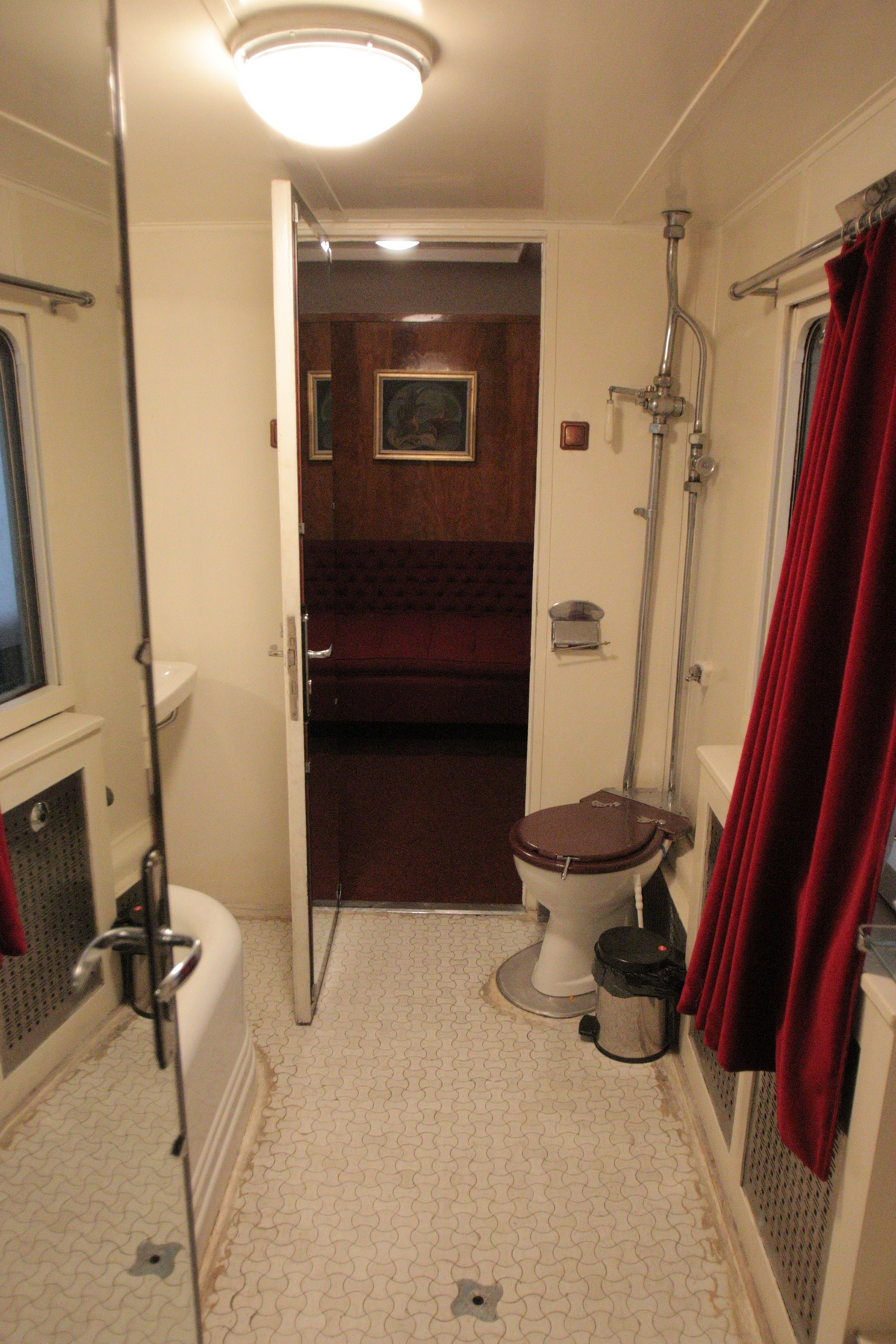 Oglinzile din trenul regal sunt facute pe comanda in venetia