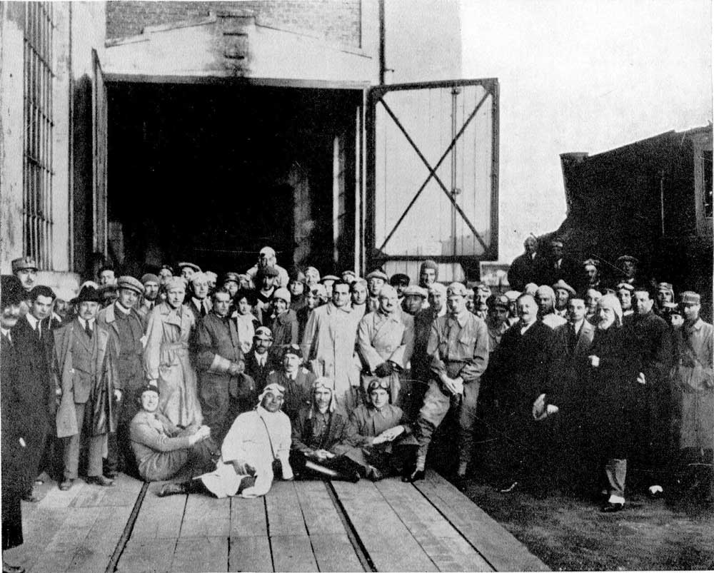 Vizita Printului Carol cu un grup de automobilisti la fabrica de locomotive Resita