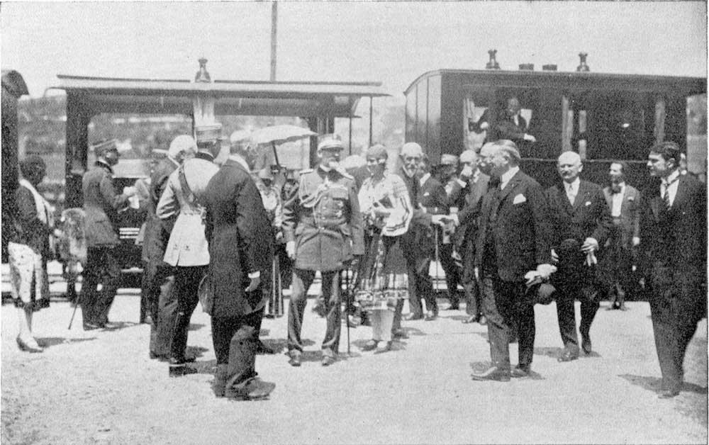 Vizita Regala 1926, in fata trenului uzina Resita