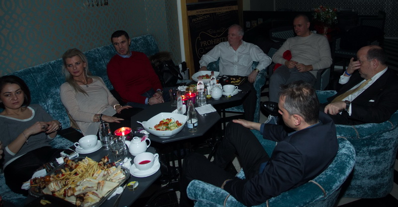 Prietenii apropiati au venit la petrecerea organizata pentru sotia lui Mihai Leu