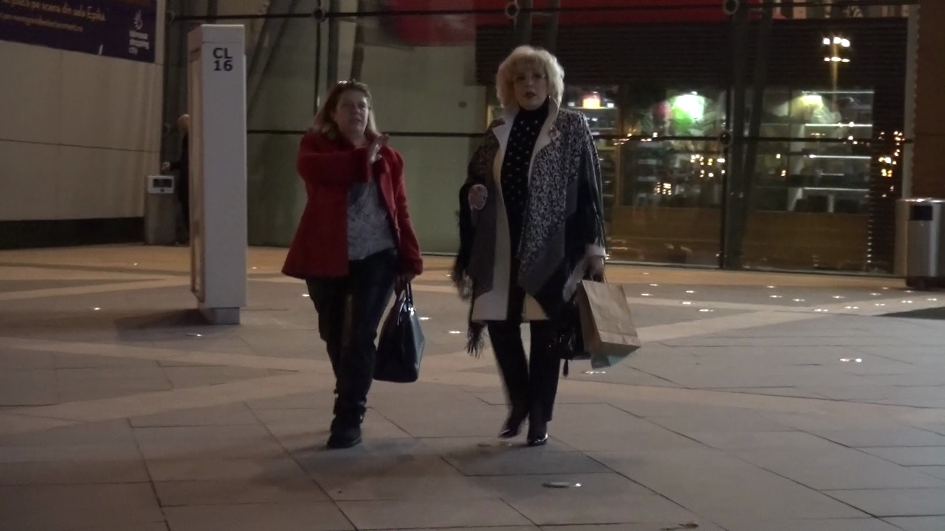 Dupa o sesiune de shopping solista pleaca spre casa