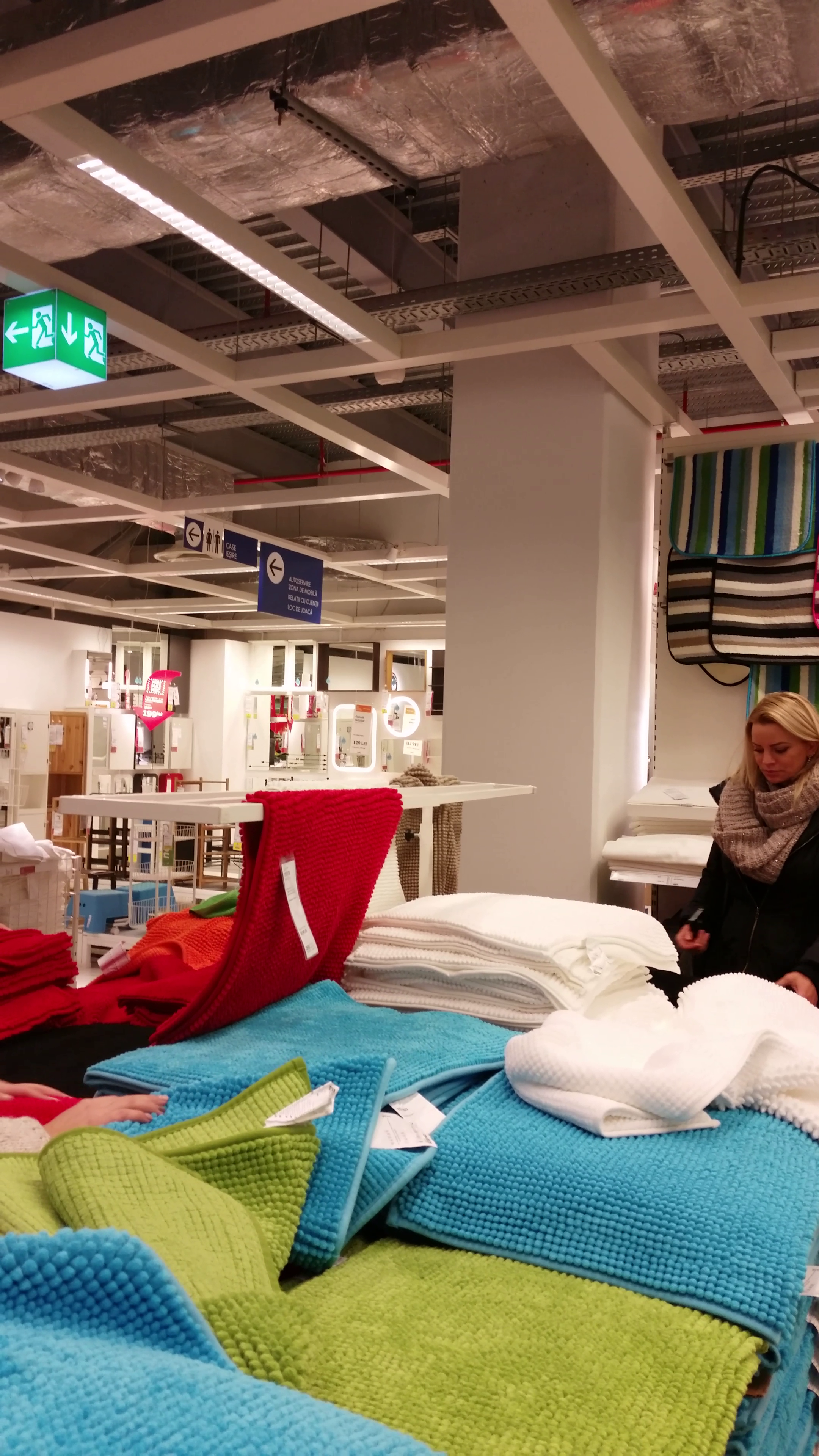 Mariana a stat pe ganduri pana ce ales un covoras pentru baie