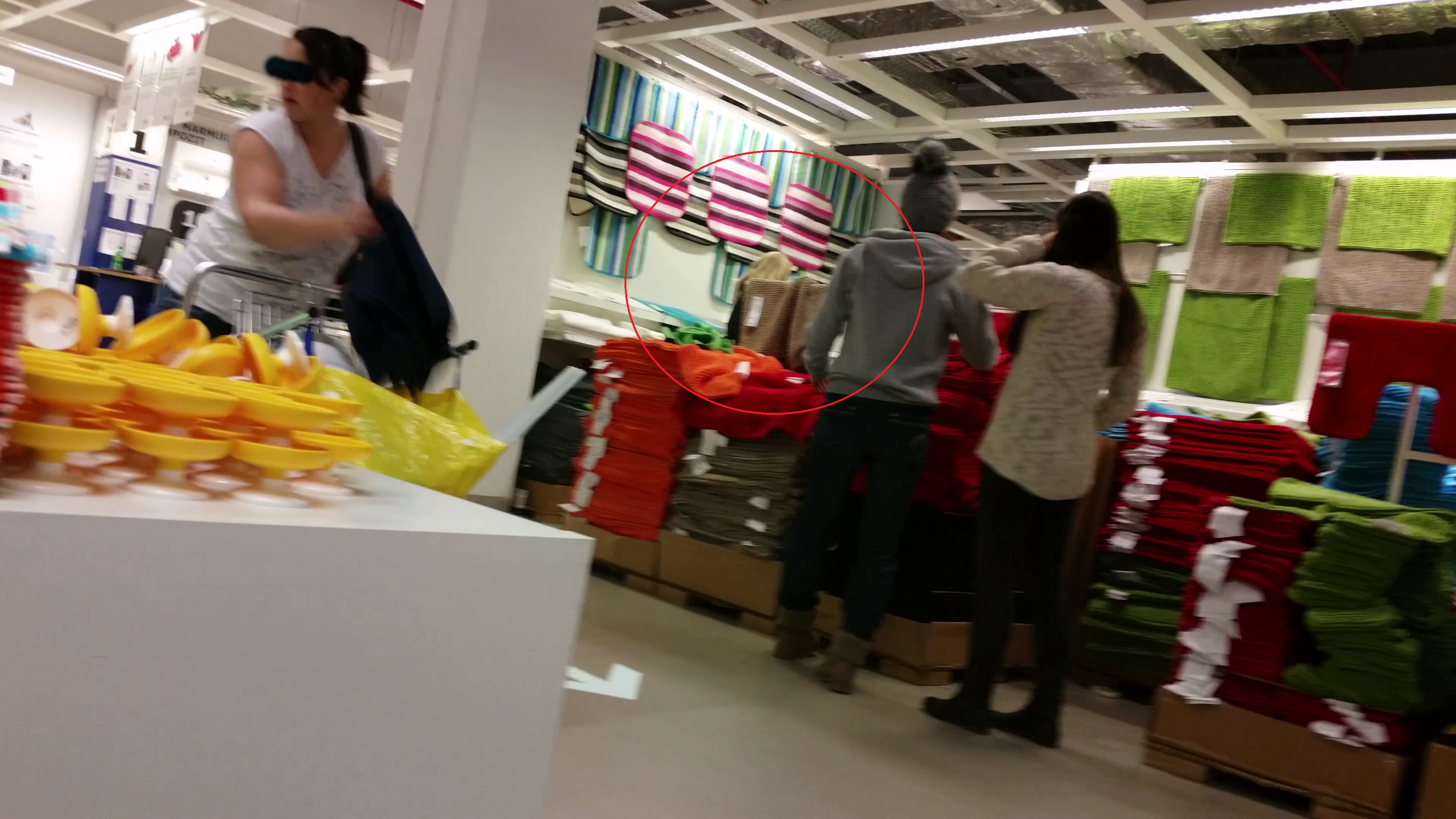 Frumoasa blonda s-a facut fata de casa