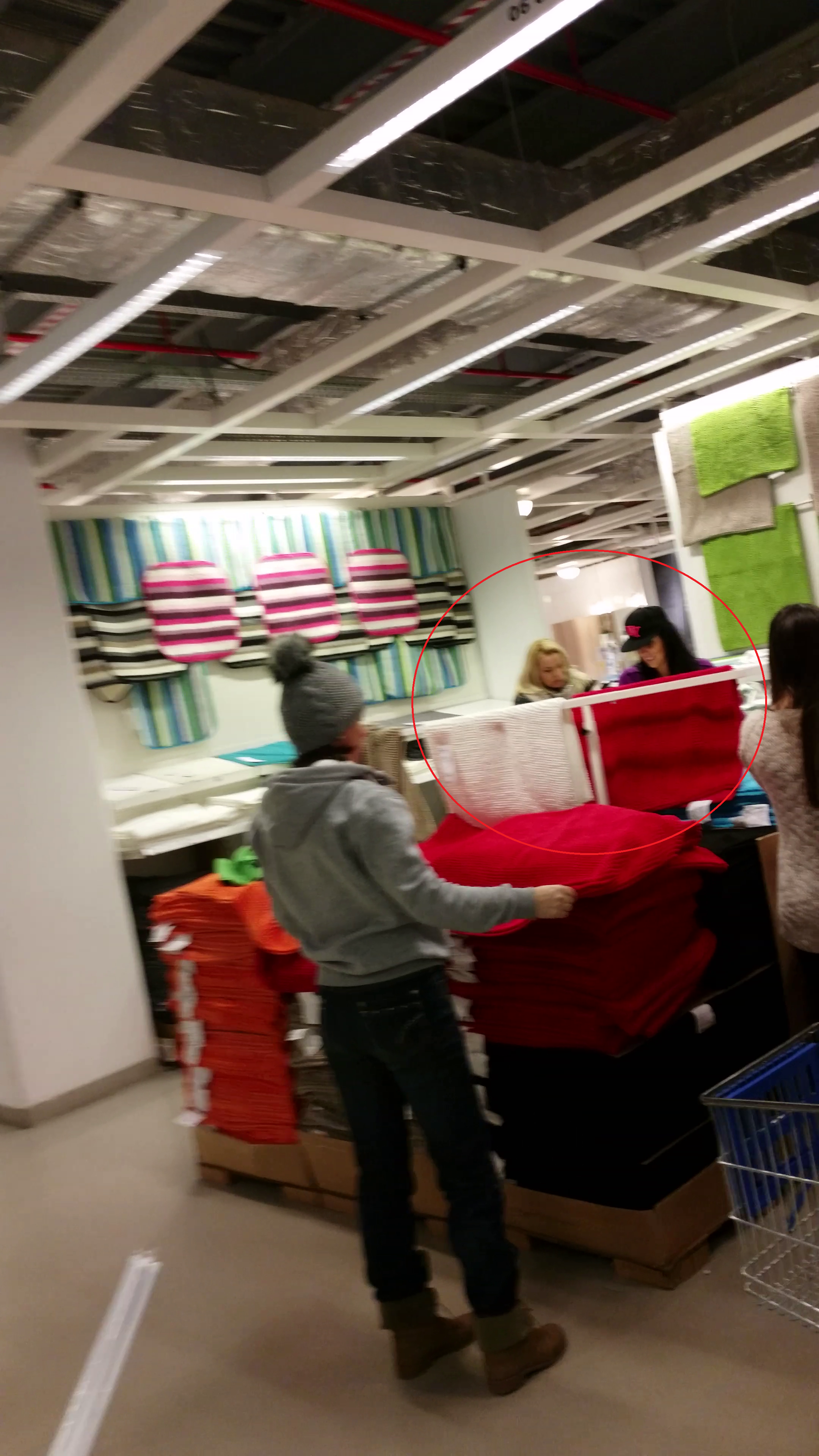 Blonda a fost insotita la cumparaturi de o prietena