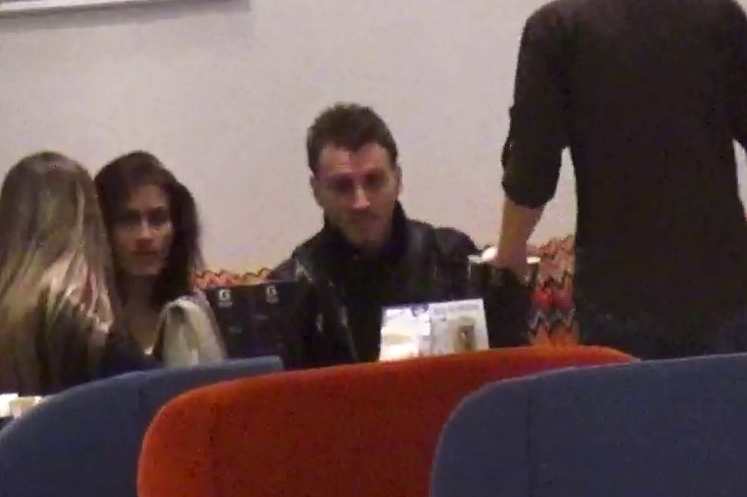 Mitea s-a asezat cuminte langa iubita lui si a comandat ceva de baut