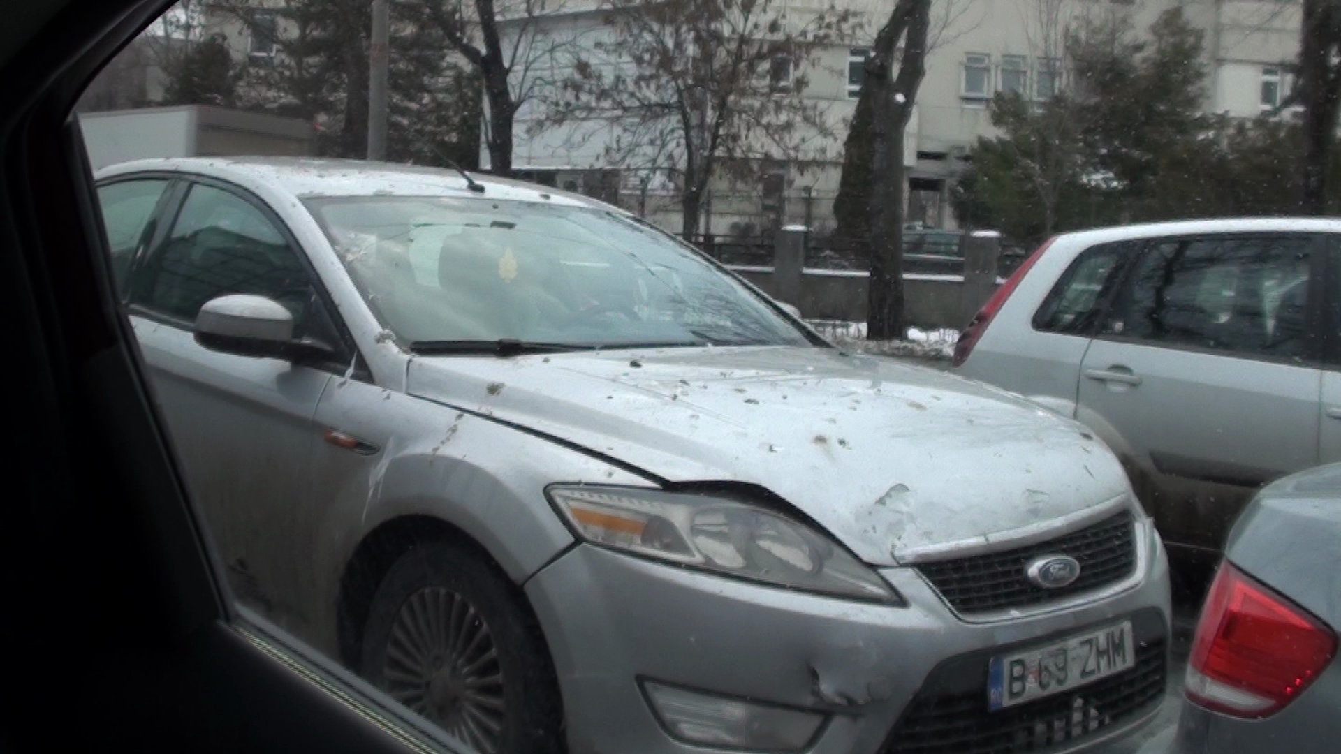 Oana circula cu autoturismul lovit