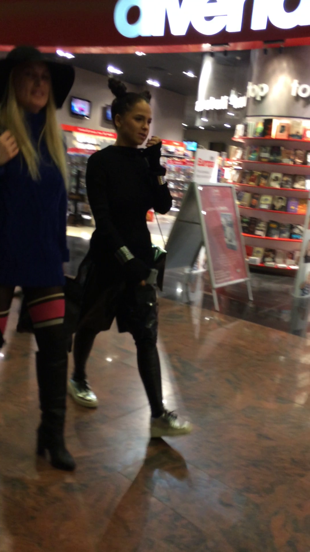 Dupa film, tinerele s-au mai plimbat si pe la magazine