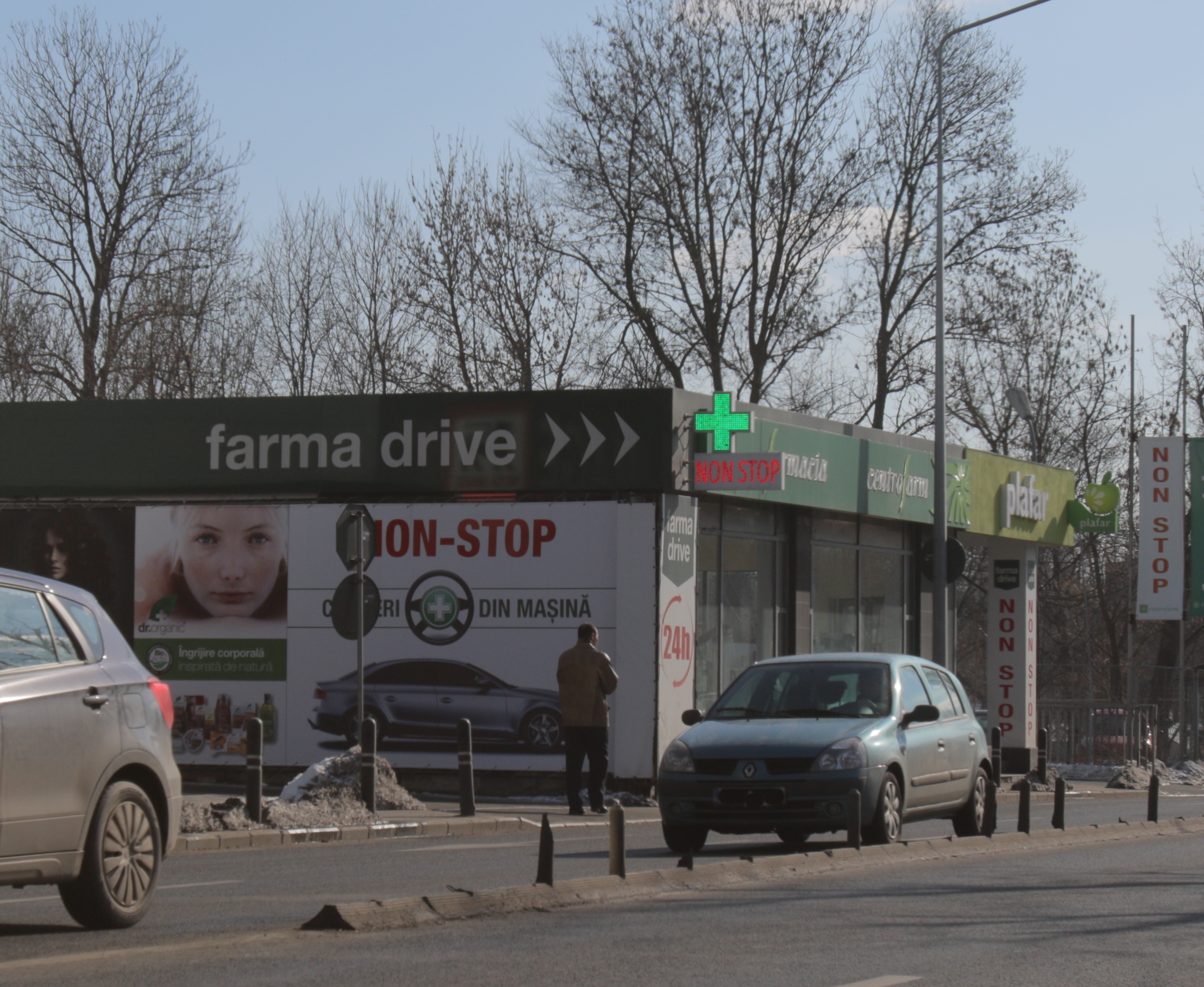 Pe langa ca are drive-in, programul farmaciei este non stop
