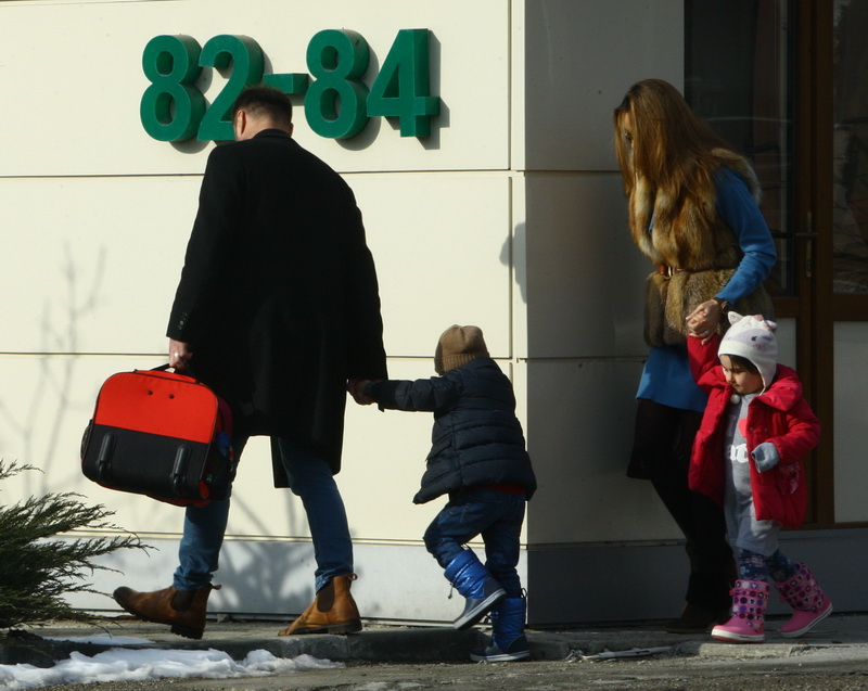 Nelu Iordache a mers cu cei mici la masina si le-a tinut ghiozdanele