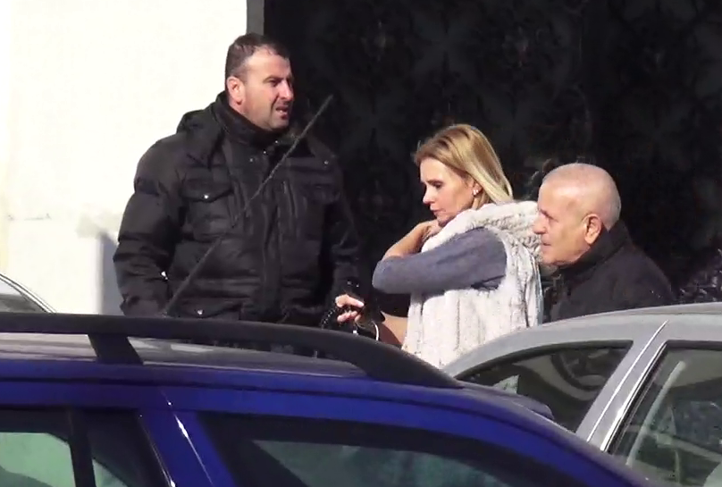 Ruxandra Dragomir s-a grabit sa intre in cladire