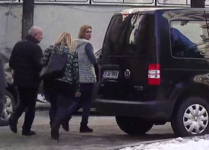 Insotita de doi apropiati, Ruxandra Dragomir a intrat in sediul ICCJ