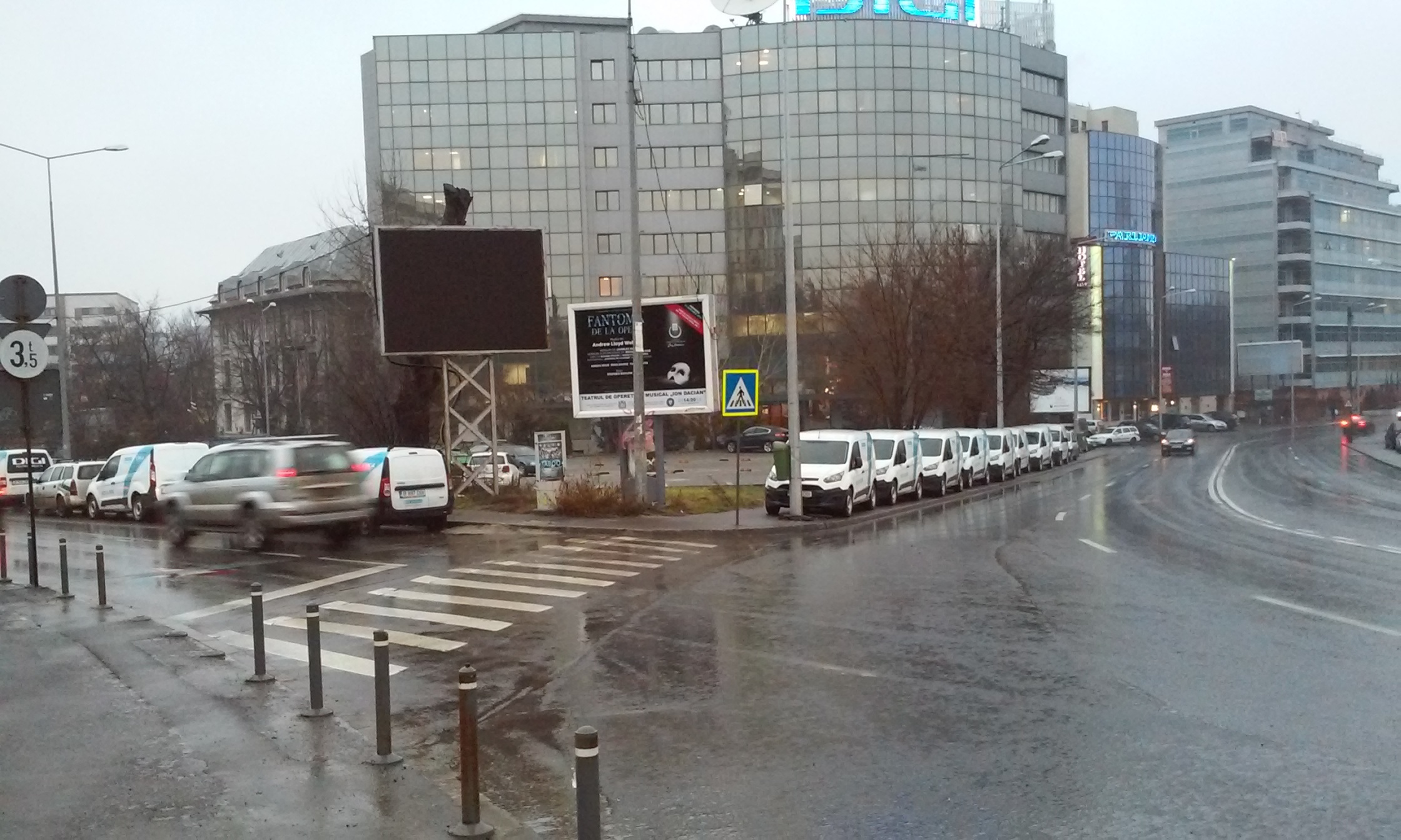 Pietonii sunt nevoiti sa ocoleasca masinile prin noroi sau sa intre pe carosabil