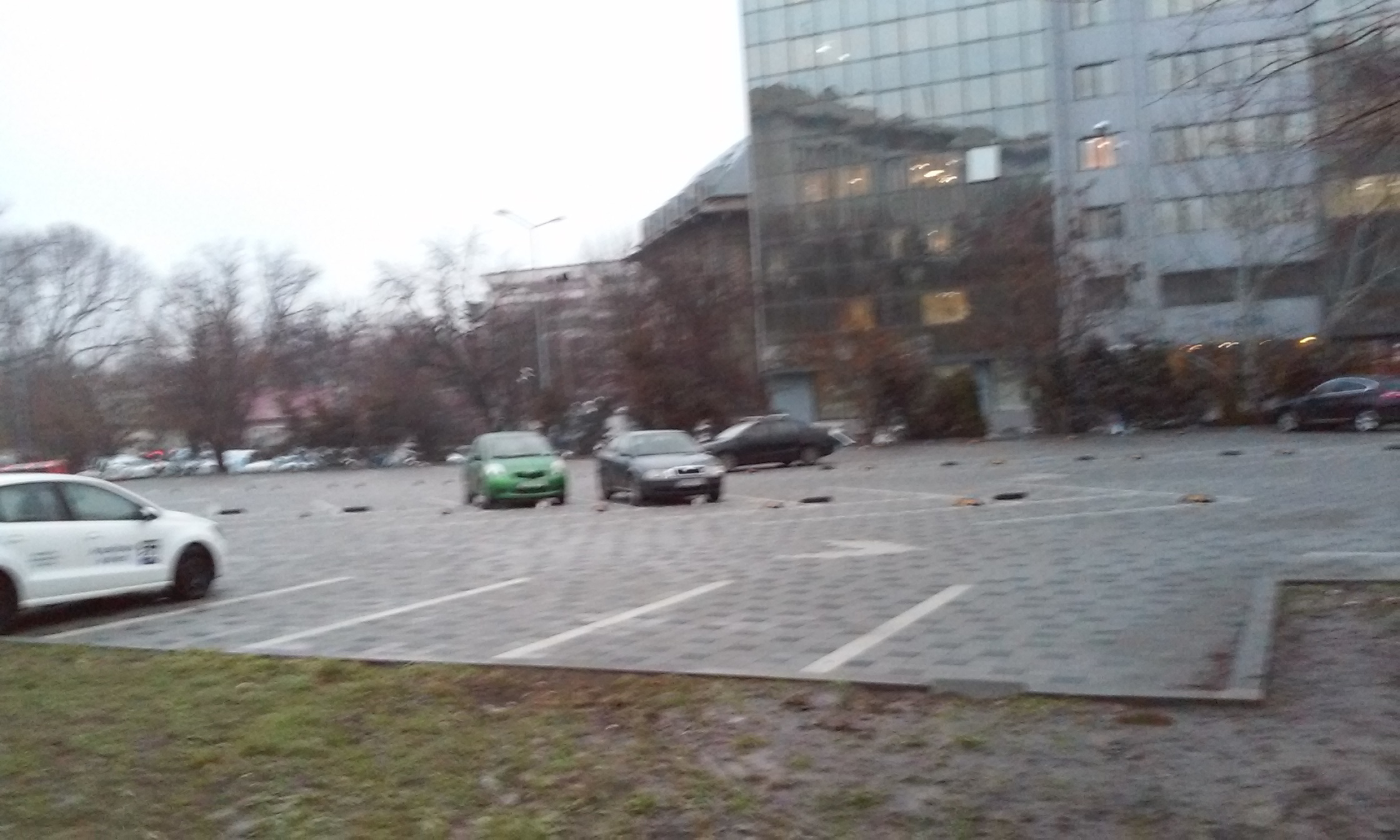 Se pare ca parcarea detinuta de companiei, dupa cum sustine bucuresteanul, este goala