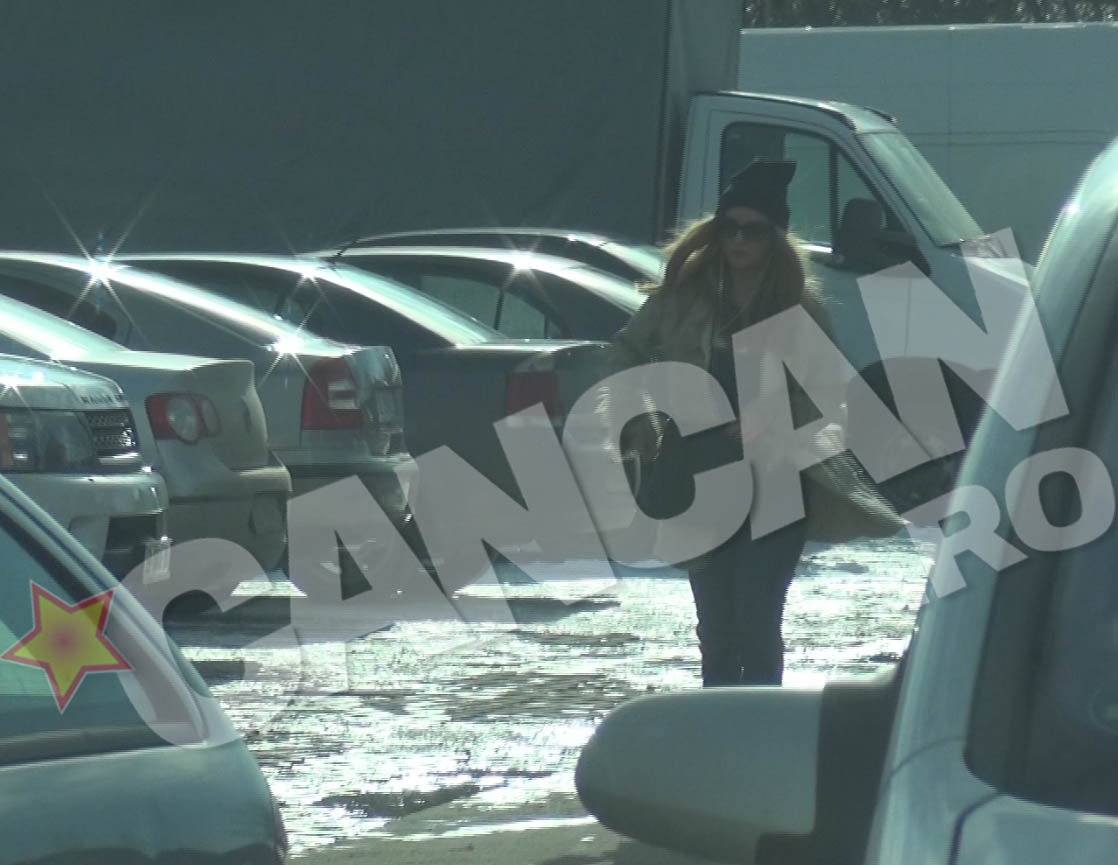 Tania a venit singura la cumparaturi