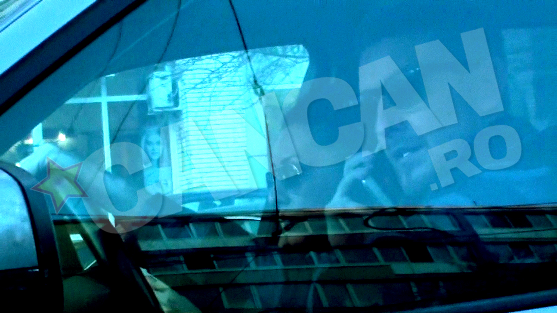 Amanta se arata extrem de plictisita de conversatia iubitului ei