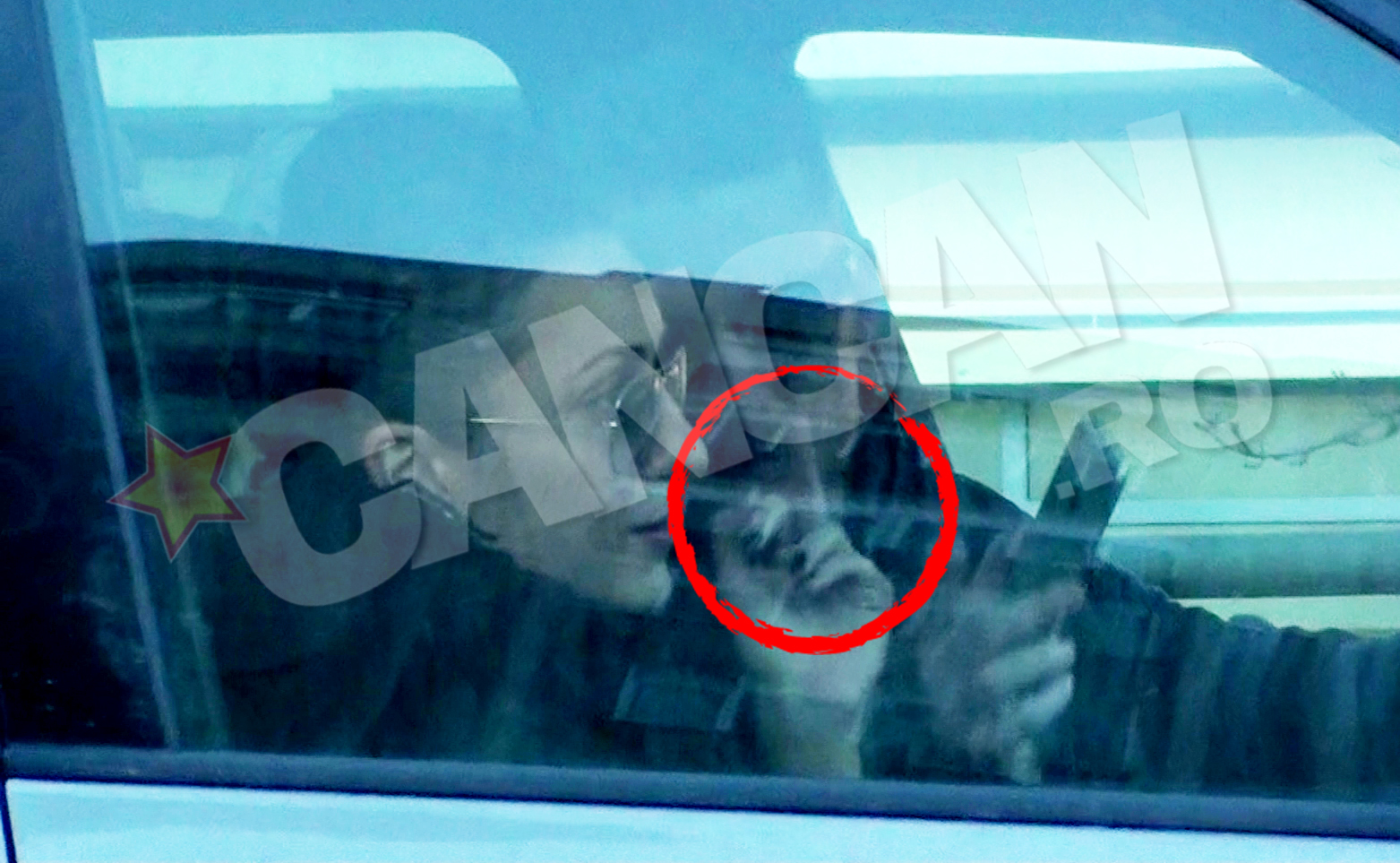 Intr-un moment de cearta, bruneta ii arata lui Chitu un semn obscen