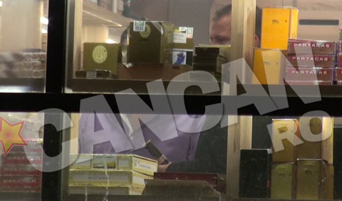 Serban Huidu vorbeste pret de cateva minute cu patronul magazinului care ii arata ultimele noutati