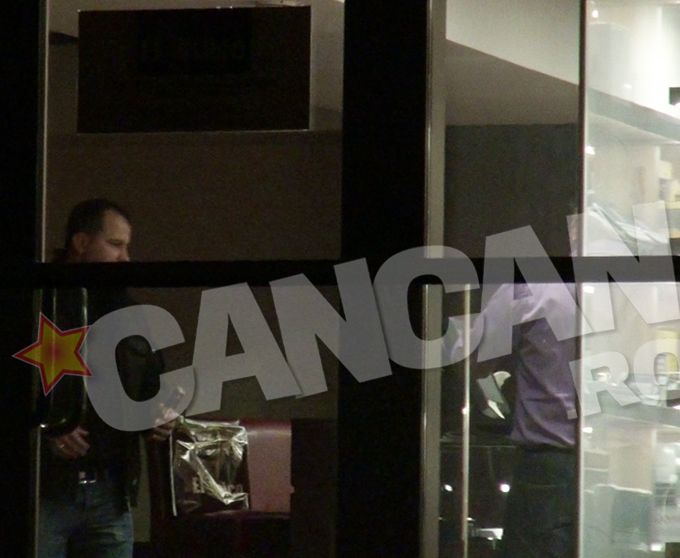 Serban Huidu le povesteste ceva amuzant patronului si vanzatoarei