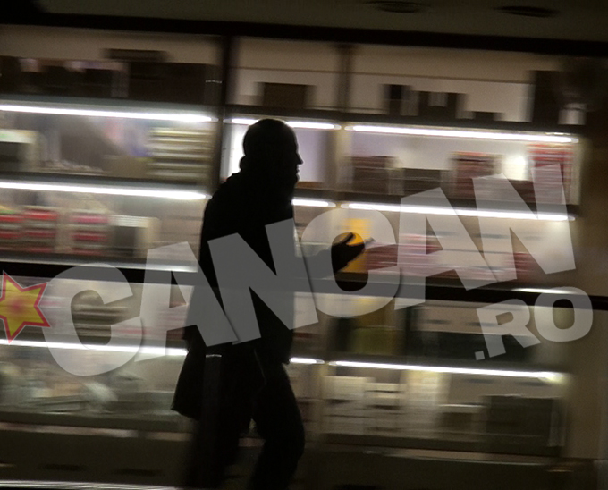 La iesire, Huidu pare sa salute un caine care statea pe treapta magazinului