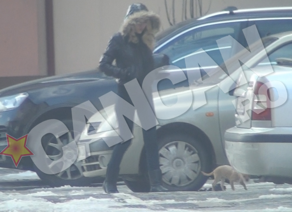 Sora Danielei nu isi scapa din ochi cei doi caini