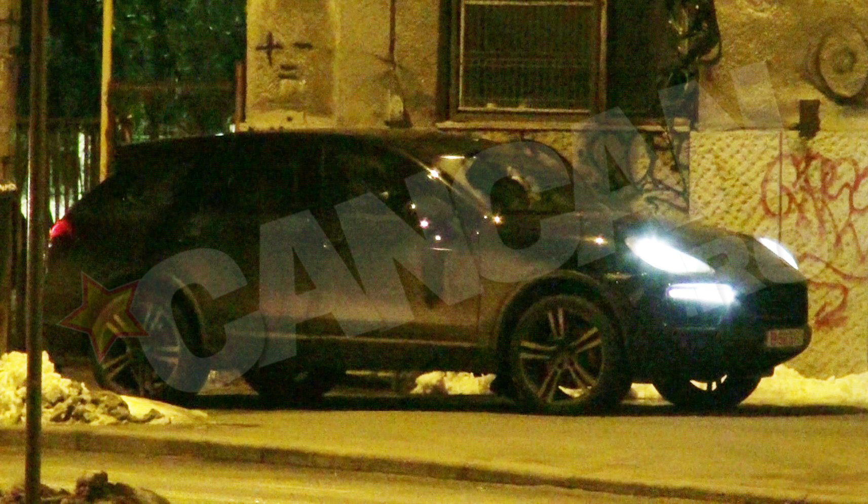 Syda a parcat masina in usa cladirii