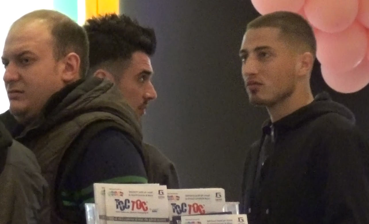 Linistit, asa cum e el de obicei, Grozav isi asteapta randul la coada de la casa de bilete