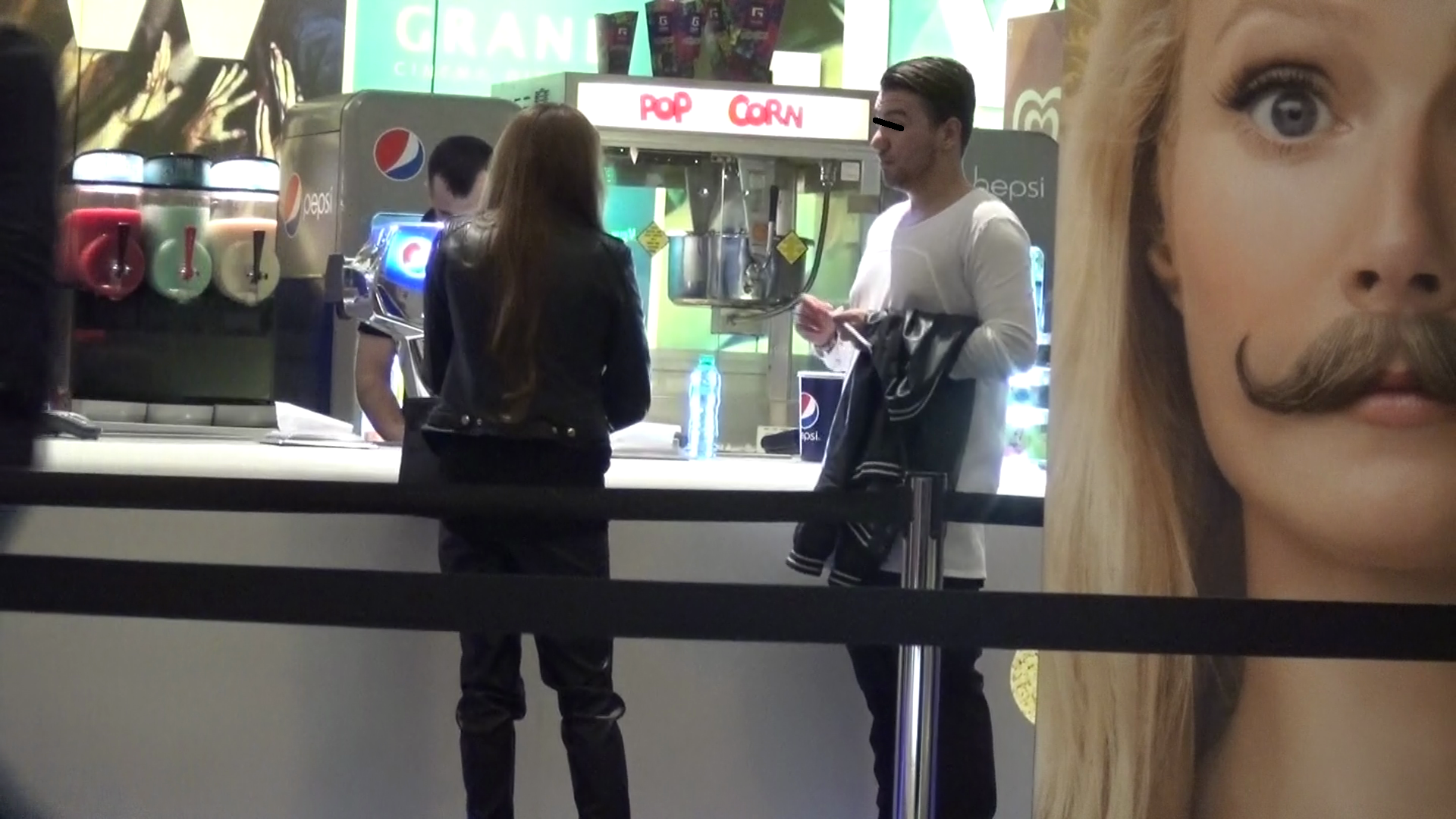 Cei doi se opresc la ghiseu pentru a-si procura bilete