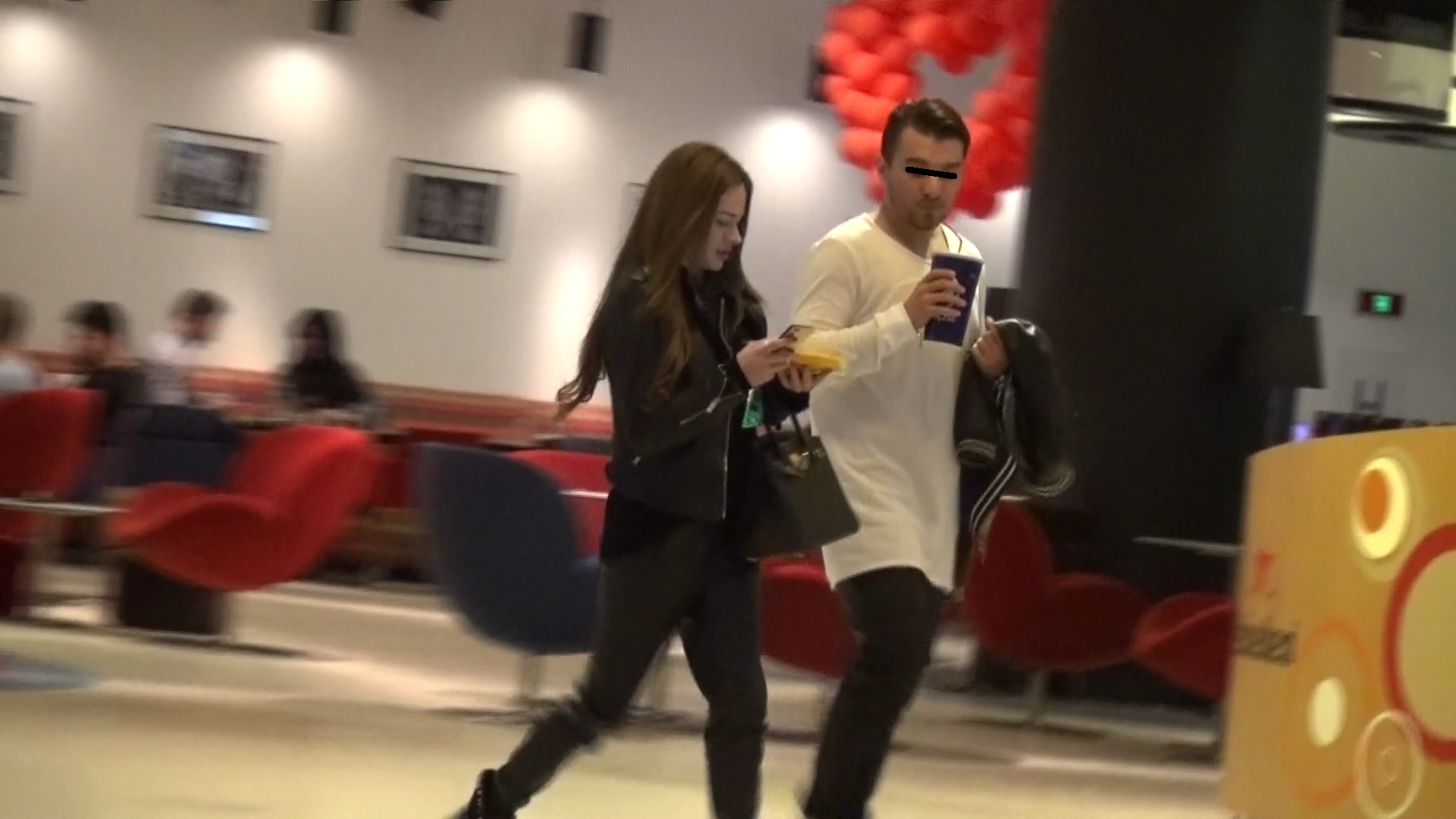 Rellys Tonu a iesit la film cu un tanar misterios