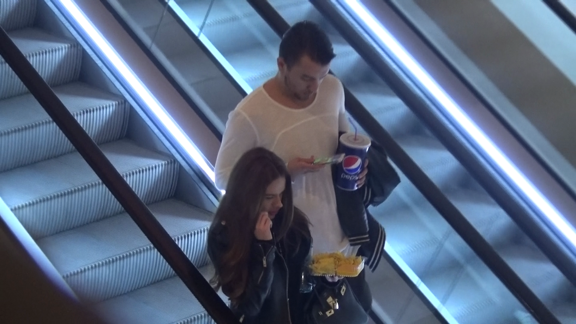 Tonu este mai preocupata de telefon decat de barbat