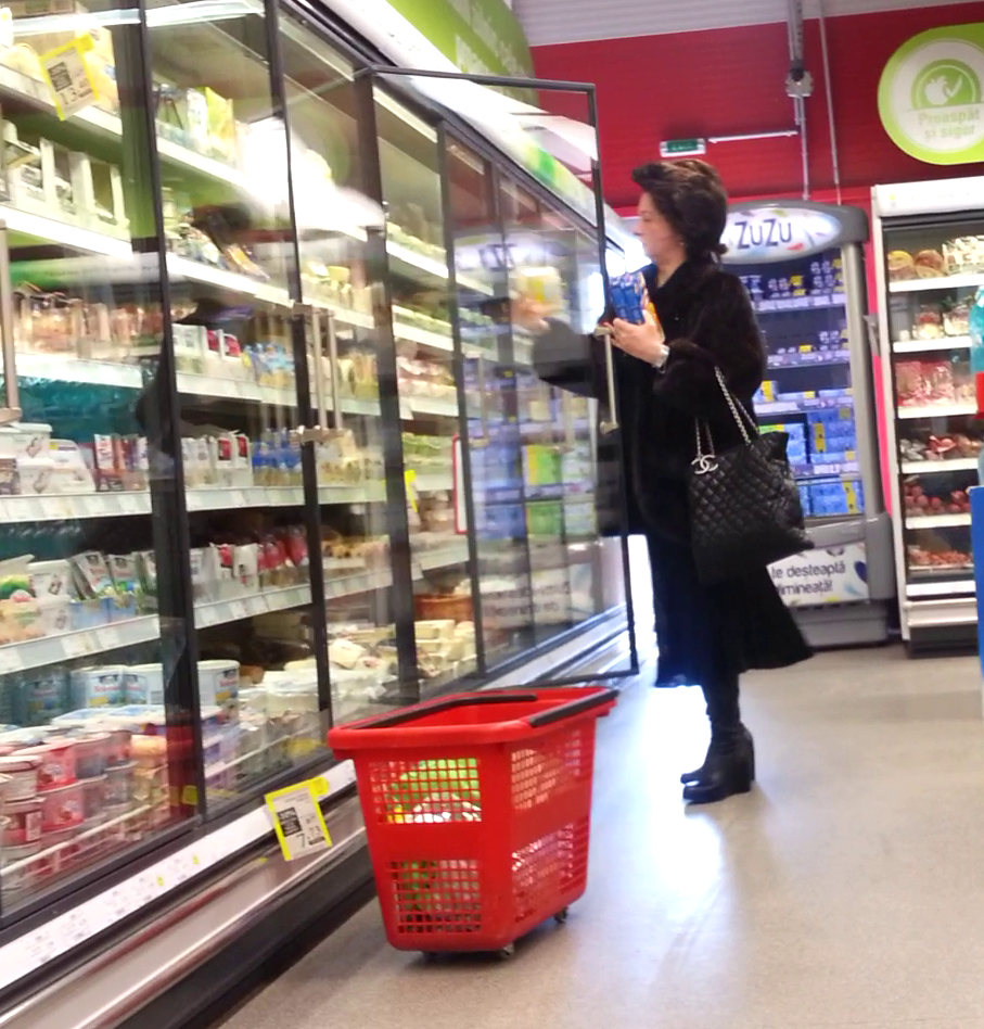 Liana Voiculescu a cantarit, din ochi, fiecare produs