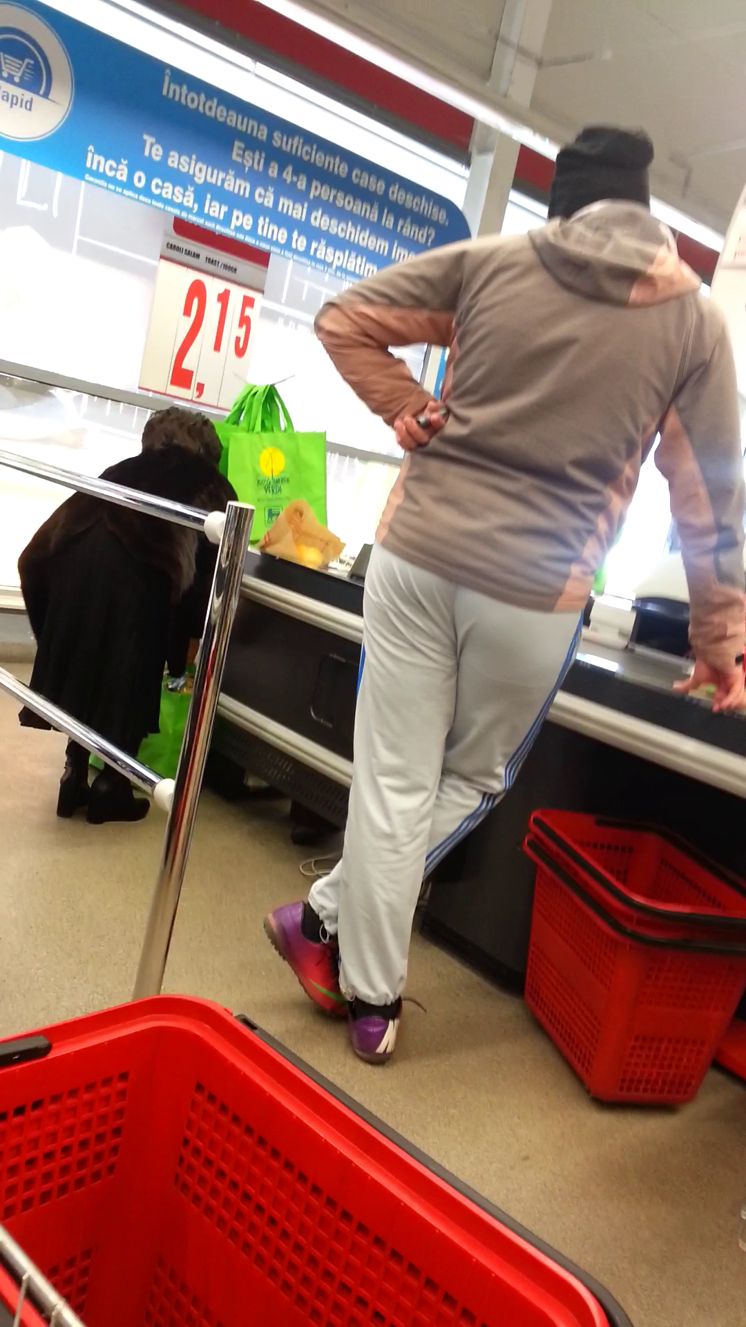 Femeia s-a descurcat singura, fara garda de corp sau angajat sa o ajute