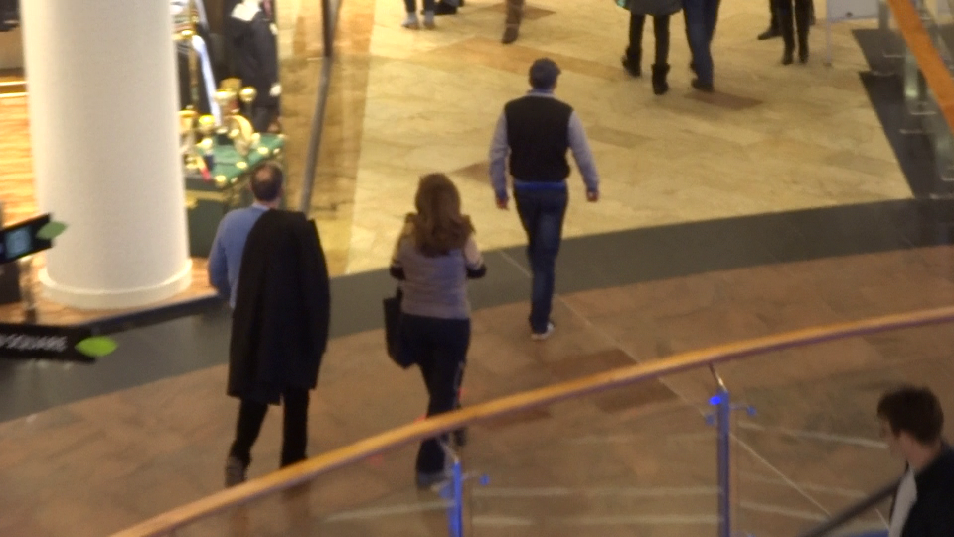 Dupa ce au vazut un film, cei doi au plecat spre parcarea complexului comercial