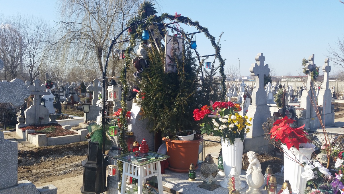 Mormantul lui Marian Mezdrea a fost transformat intr-un adevarat altar