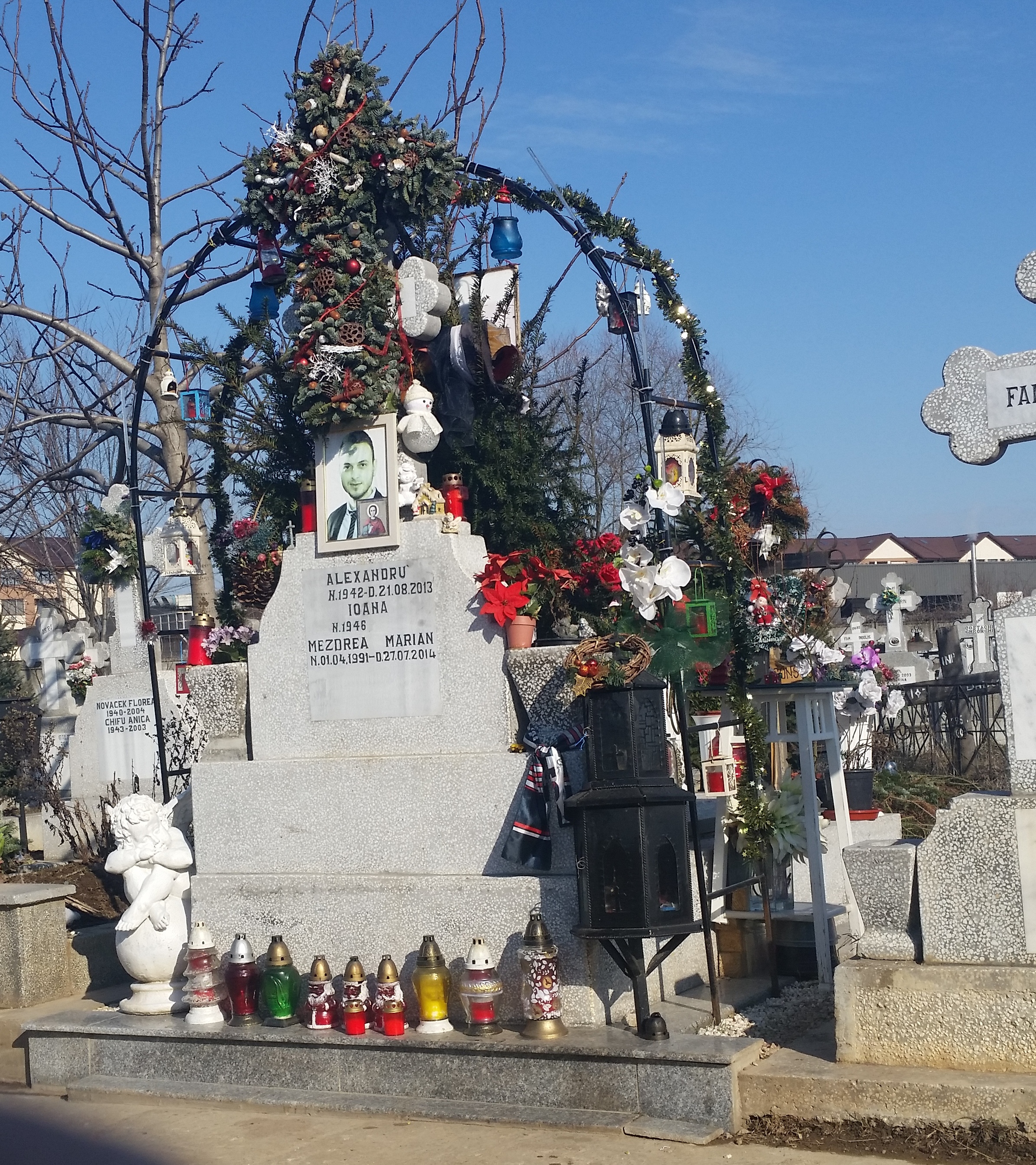 Monumentul funerar este unul dintre cele mai ingrijite din cimitirul Metalurgiei
