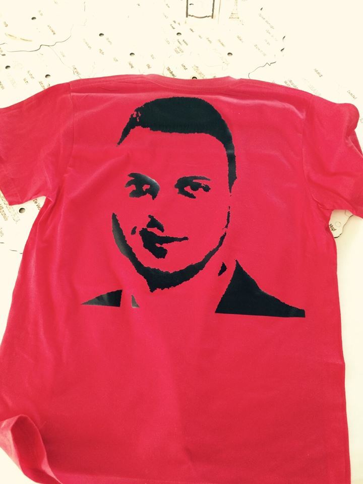 Prietenii au facut tricouri inscriptionate cu chipul lui Marian