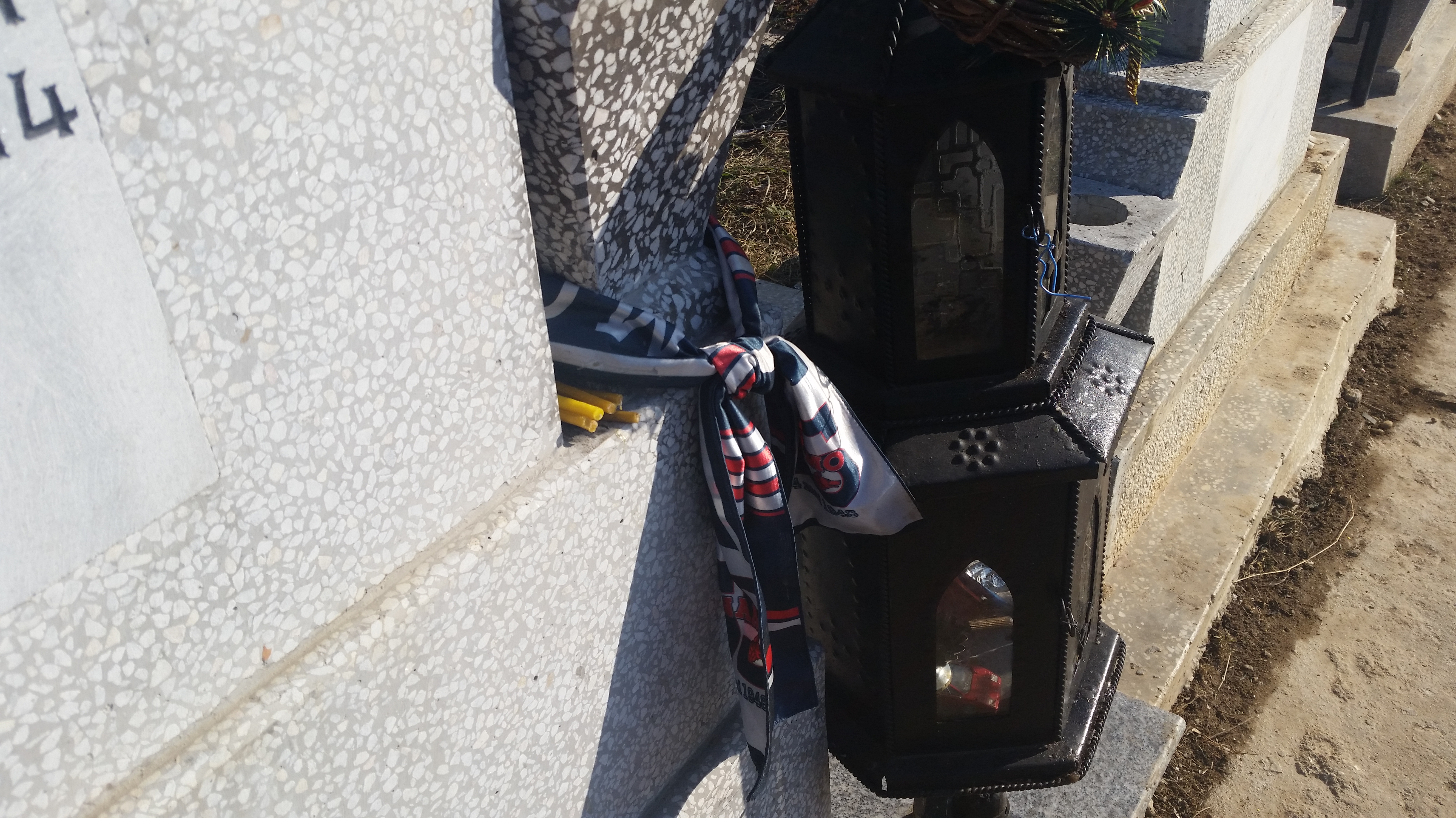 La mormantul lui Marian prietenii au pus fularul echipei favorite